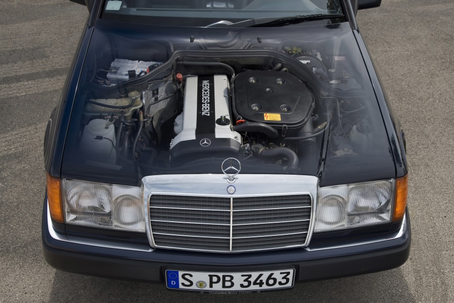 Mercedes Benz C124 Cabrio mit M104 Reihesechszylinder Benzinmotor