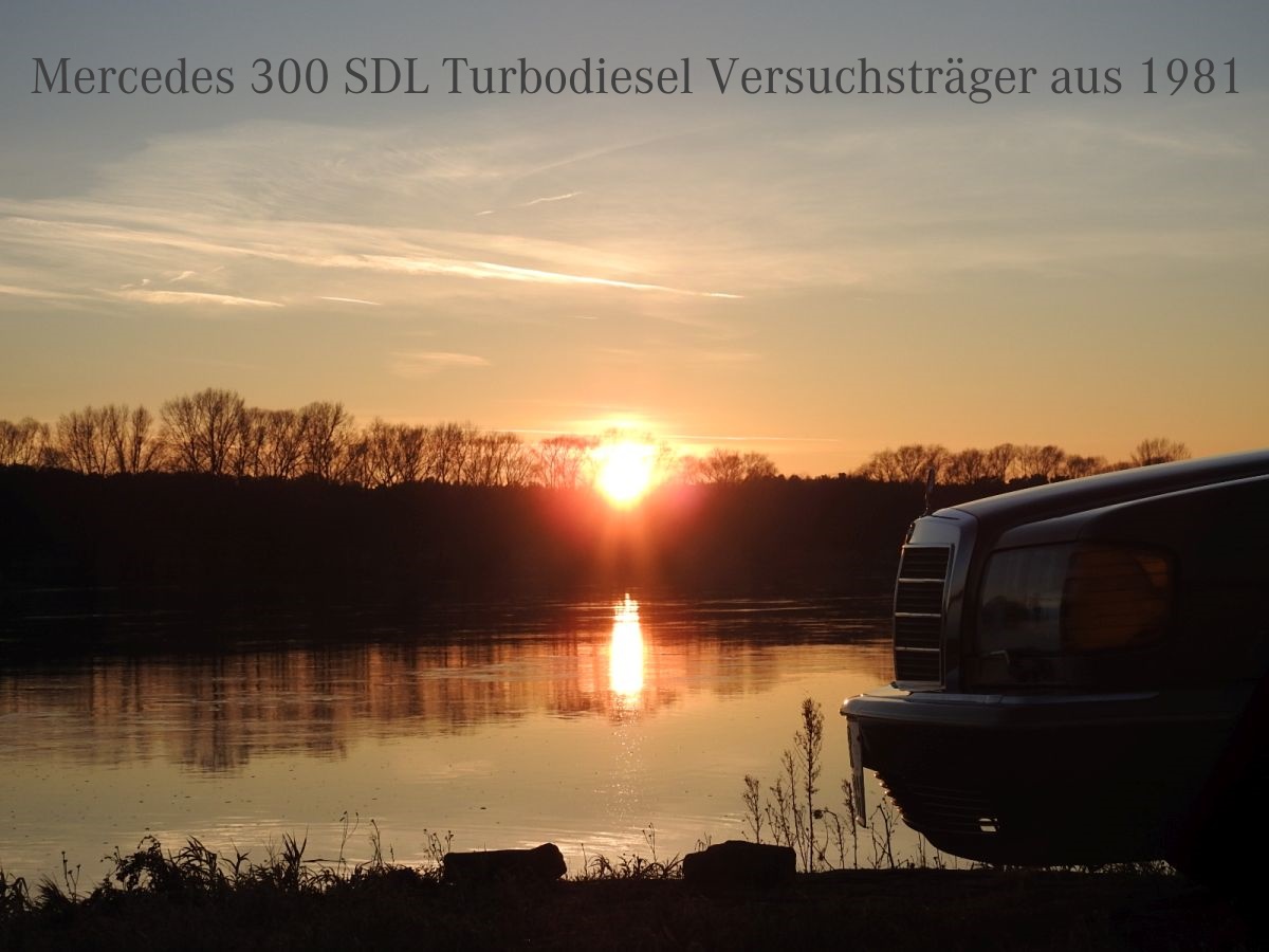 Mercedes 300 SDL Turbodiesel Versuchträger an der Elbe bei Sonnenuntergang